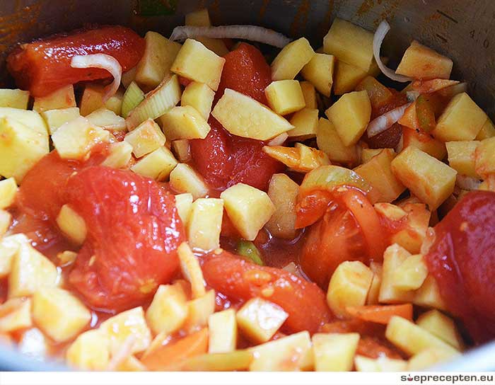 Groenten 5 minuten stoven en dan aardappels erbij